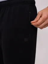 Pantalón deportivo jogger recto azul marino, confeccionado en 60% algodón y 40% poliéster.