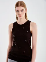 Musculosa marrón con cuello redondo y apliques de joyas en el frente.