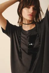 Remera de algodón color gris oscuro con un gran rayo estampado con lentejuelas negras al frente.