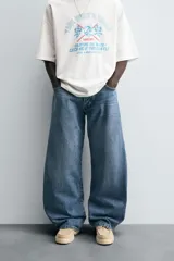 Pantalón de jean negro de corte amplio, estilo balloon fit, con cinco bolsillos y cierre frontal con botones.