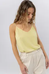 Musculosa lila de breteles finos con escote en V en el frente y espalda en U, confeccionada en tejido fluido con leve textura satinada.
