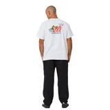 Remera blanca de manga corta con cuello redondo y un pequeño estampado frontal con motivos florales y la palabra "VIO" en tonos rojo y verde.