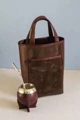 Bolso matero marrón con laterales de cuero color bordó y parte central de gamuza color chocolate.