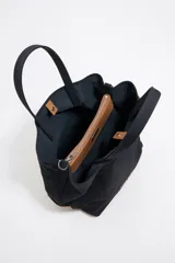 Bolso de mano Bimba y Lola modelo Chihuahua L, color marrón, con doble asa de mano y asa bandolera de tejido. Cierre con botón de presión, logo metálico y acabados plateados.
