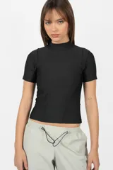 Top negro de media polera con manga corta y recortes, confeccionado en tela de punto de ribb.