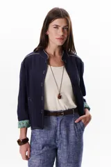 Chaqueta color crudo de lino con corte con vivos a contratono y forros estampados.