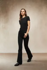 Jean de mujer color negro, tiro medio, corte Oxford (ligeramente acampanado desde la rodilla).