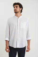 Camisa rosada de lino y algodón, con cuello mao, manga larga y bolsillo de parche en el pecho.