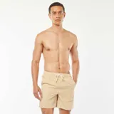 Short de baño color beige con rayas verticales finas color mostaza, cintura elástica con cordón ajustable y bolsillos laterales.