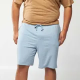Bermudas deportivas de color celeste, corte recto y largo hasta la rodilla.