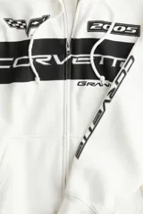 Campera con capucha blanca con cierre frontal y bolsillos tipo canguro. Estampado frontal con logo de Corvette, el año 2005 y la leyenda "Grand Sport". Estampado en la manga con la palabra "Corvette".