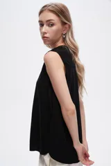 Blusa viscosa color negro, corte evasé, sin mangas, con cuello a la base y botón en la parte superior.