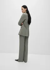 Blazer gris cruzado con cuello de pico con solapa, tejido de mezcla de lana, diseño recto y largo, manga larga con puños abotonados, forro interior y bolsillos de ribete en el pecho y de solapa laterales.