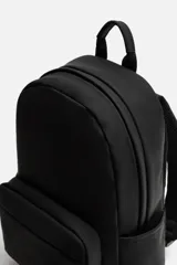 Mochila negra con acabado engomado, compartimento principal con cierre de cremallera, bolsillo interior con cierre, bolsillo frontal con cierre, bolsillos laterales planos, respaldo acolchado con sujeción para equipaje, asa de mano y dos asas de hombro ajustables y acolchadas.