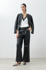 Pantalón de cuero sintético negro de corte ancho.