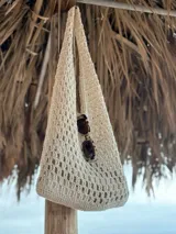 Bolso de hombro tejido al crochet color crema, con diseño calado.