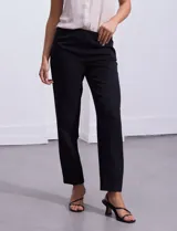 Pantalón negro de gabardina elastizada, corte recto, con bolsillos delanteros y traseros. Marca Zac & Rachel.