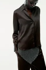 Camisa marrón de satén con viscosa, cuello solapa, manga larga con puños y cierre frontal con botones.