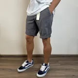 Bermuda color beige de gabardina, con bolsillos laterales y traseros.