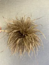 Broche de plumas de avestruz color turquesa.