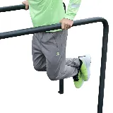 Pantalón de entrenamiento gris con puños, bolsillos laterales con cierre y logo de Topper estampado en verde.
