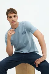 Remera celeste de manga corta con cuello redondo y estampado en el pecho.