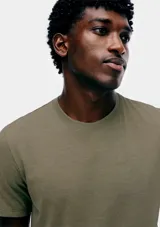 Camiseta de manga corta, cuello redondo y calce regular, color amarillo mostaza jaspeado.