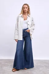 Sobrecamisa blanca con mangas largas de crochet.