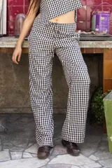 Pantalón de corte recto con estampado de cuadros blancos y negros, con cintura alta y cordón ajustable.
