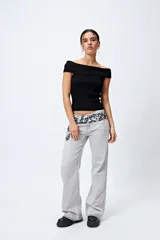 Pantalón de jean gris oscuro, de corte recto y tiro bajo.