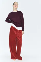 Sweater color borgoña de lana con cuello redondo y mangas largas.