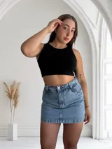 Short pollera de jean de tiro alto, color celeste claro.