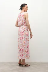 Falda midi de corte evasé con estampado paisley en tonos rosa, naranja y verde sobre fondo blanco.