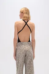 Body negro de poliéster, corte ajustado, con cuello redondo.