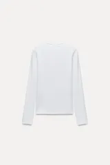Camiseta negra de manga larga con cuello redondo y corte ajustado.