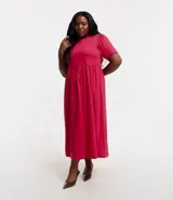 Vestido midi de media malla color fucsia, con cuello redondo, manga corta abullonada y corte en V en la cintura.