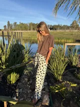 Remera marrón de algodón con logo AW bordado en el frente, corte holgado y mangas cortas.