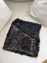 Minifalda negra cubierta de lentejuelas.