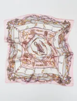Pañuelo cuadrado de satén con estampado de cadenas doradas y detalles en rosa y blanco.