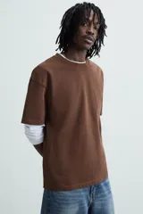 Camiseta marrón de algodón, corte relaxed fit, cuello redondo y manga corta.