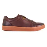 Zapato casual de cuero color marrón con cordones y suela de goma color caramelo.