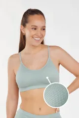 Soutien color verde agua con textura jaquard y copas removibles.