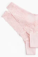 Pack de dos bombachas tipo brazilian color rosa claro, confeccionadas en encaje y malla con diseño floral. Cuentan con tiro bajo, cintura en V, refuerzo interior y corte alto en la parte trasera.