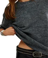 Sweater tipo tee color beige, de estilo oversized y mangas cortas.