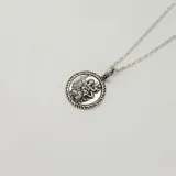 Collar con dije redondo de plata 925 con la imagen de San Cristóbal.