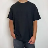 Remera negra de lino con cuello redondo y mangas cortas, de corte regular.