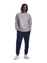 Buzo Under Armour Rival Fleece Crew gris con logo blanco en el pecho.