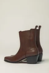Bota texana de cuero color marrón con elástico lateral y taco cubano negro.