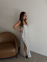 Vestido largo negro con estampado de lunares blancos, breteles finos y escote en V.