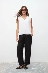 Musculosa blanca de lino con escote en V.